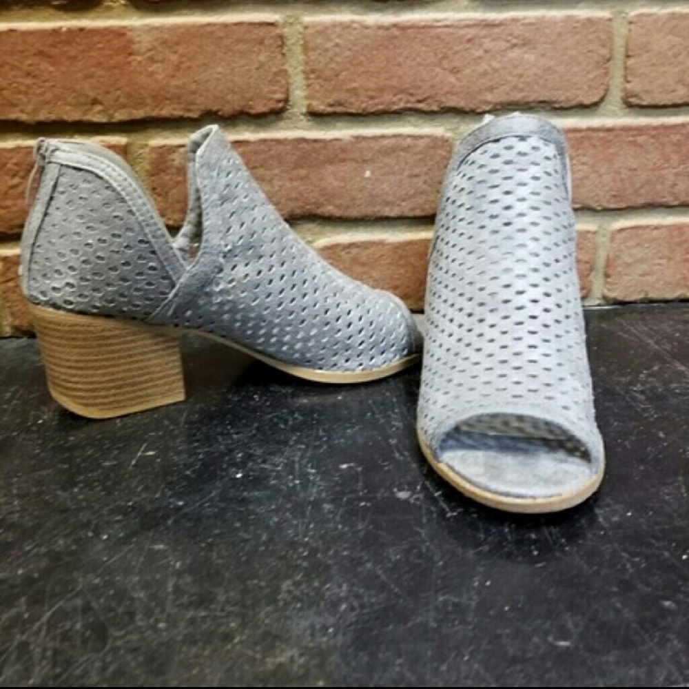 Gray open toe Shoe
